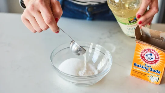 Can you mix baking soda and vinegar to clean a shower?